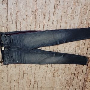 Super cute sneak peek sz 26 skinny jeans
